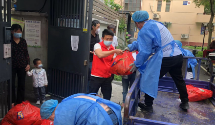 当“志愿红”遇到“蔬菜绿” ——9428cn太阳集团古天乐集团志愿者助力2000余户居民生活物资发放